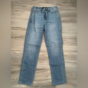 Hollister Ultra High-Rise Mom Jean